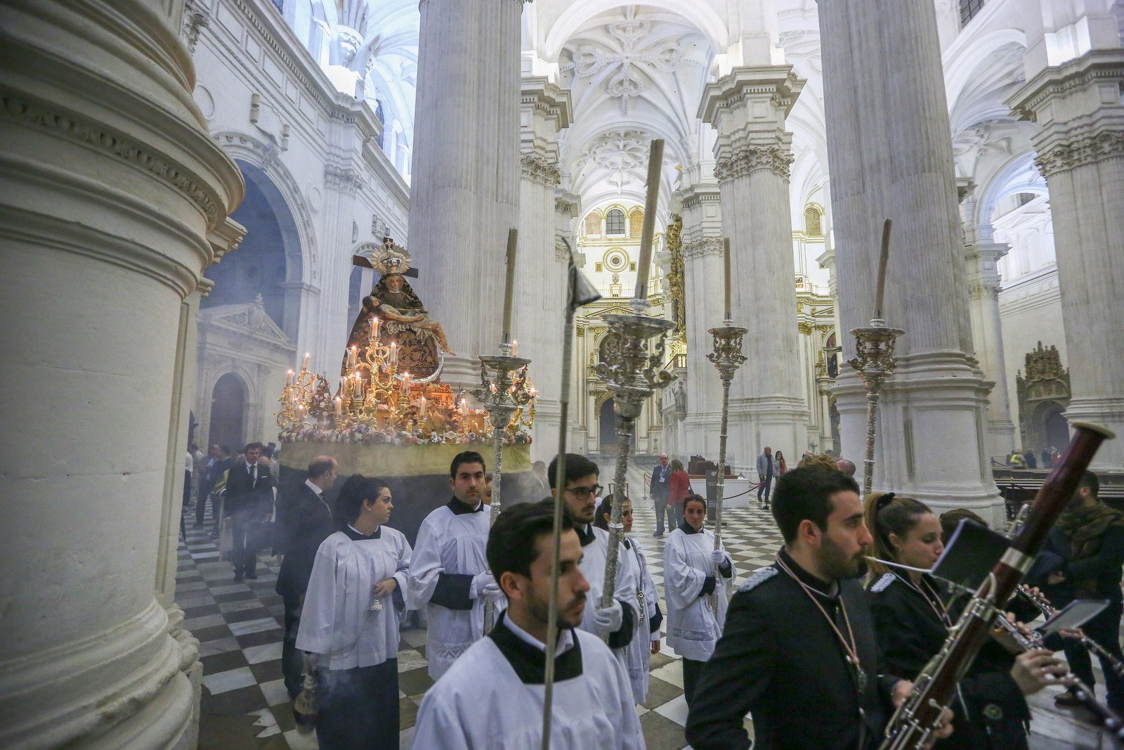 Ayer ya salieron varias imágenes de las Angustias | Hoy la Patrona sale en procesión por la mañana