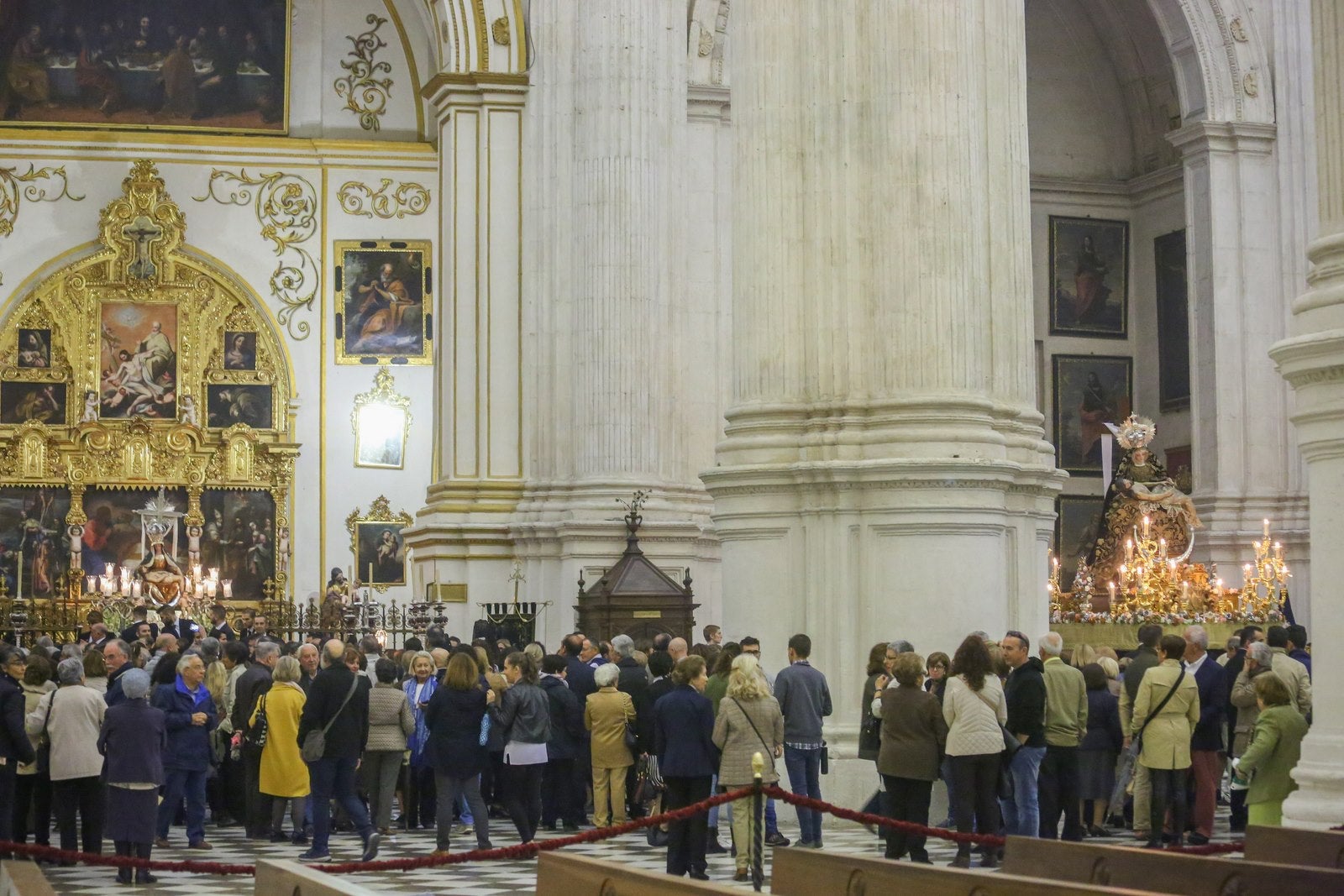 Ayer ya salieron varias imágenes de las Angustias | Hoy la Patrona sale en procesión por la mañana