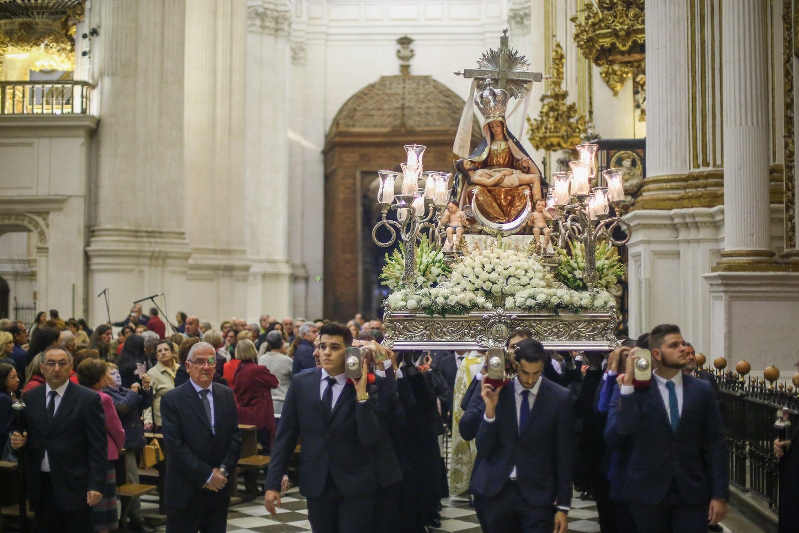 Ayer ya salieron varias imágenes de las Angustias | Hoy la Patrona sale en procesión por la mañana