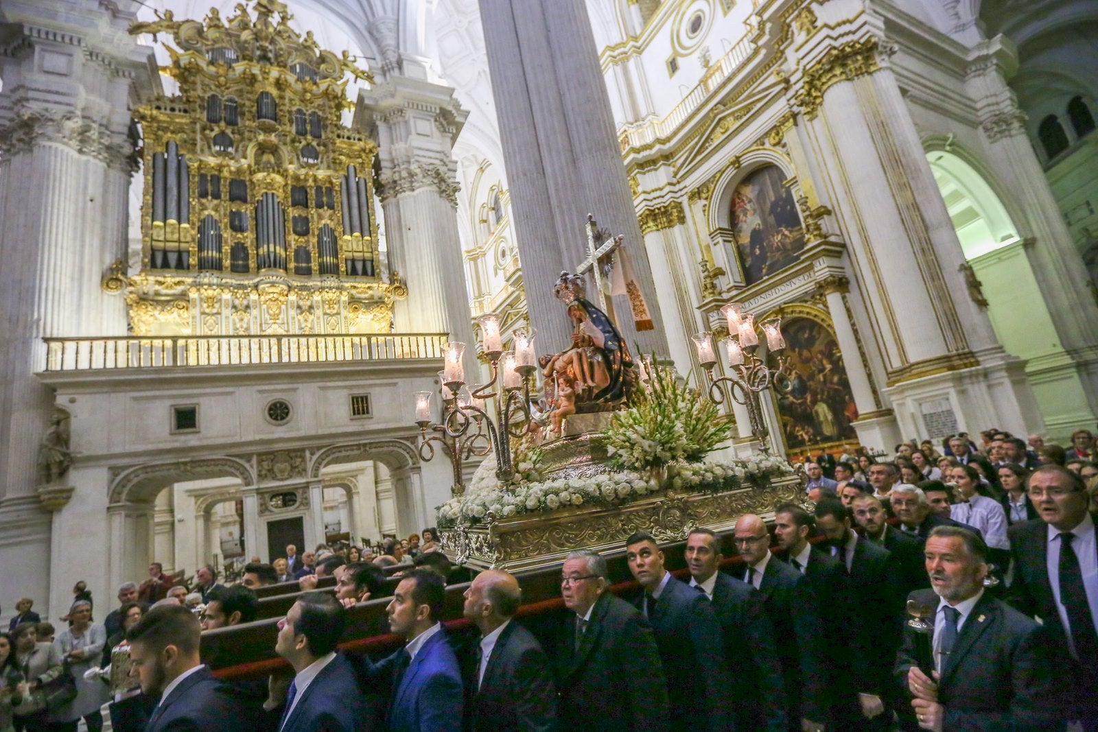 Ayer ya salieron varias imágenes de las Angustias | Hoy la Patrona sale en procesión por la mañana