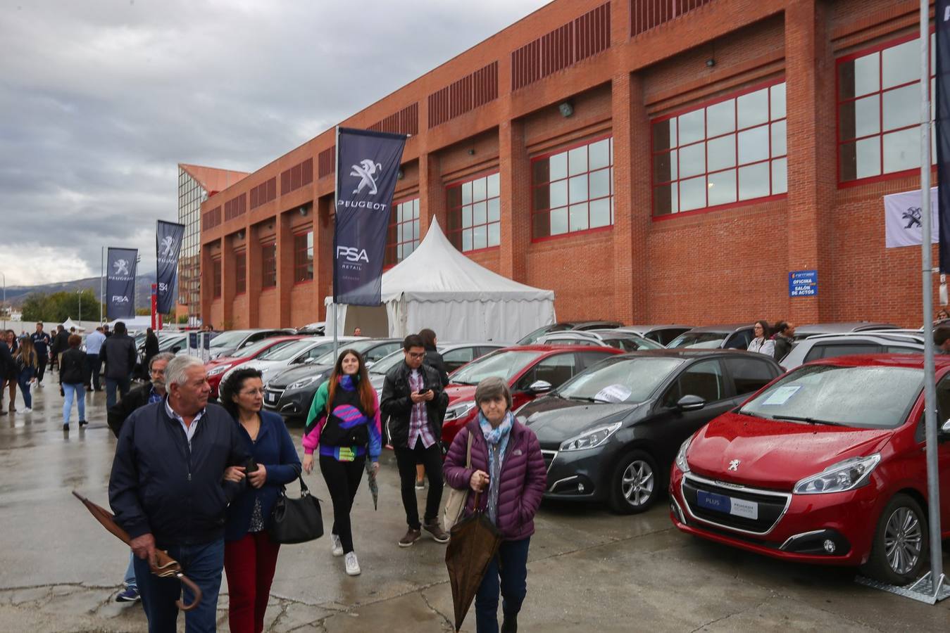 Aún hoy se puede visitar la feria de coches y motos organizada por el periódico IDEAL