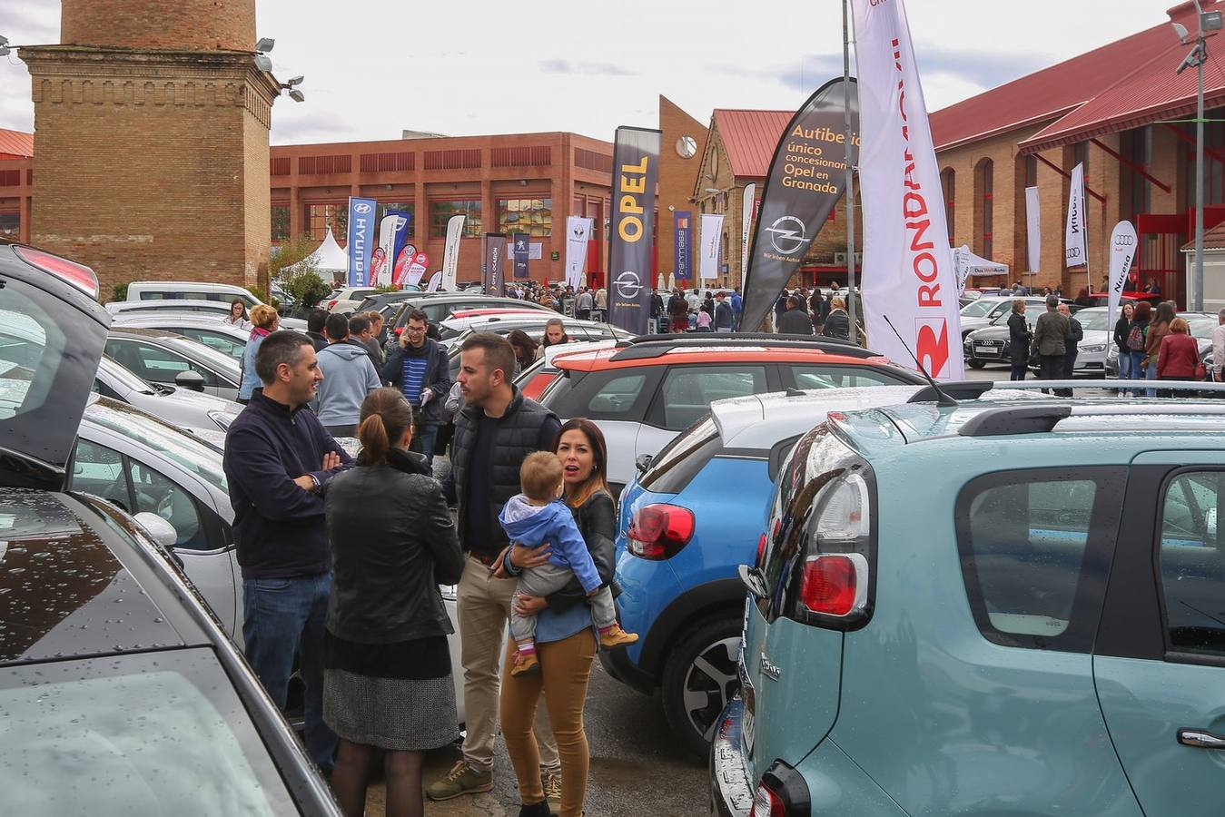 Aún hoy se puede visitar la feria de coches y motos organizada por el periódico IDEAL