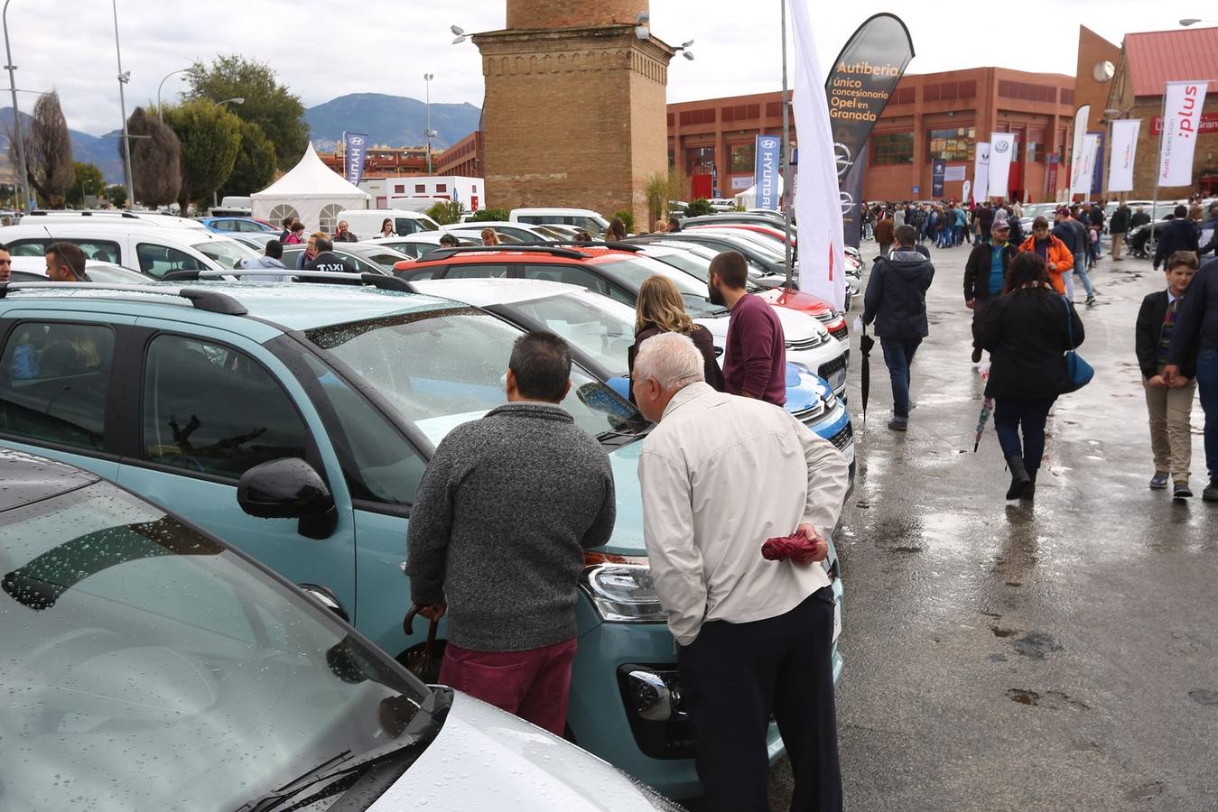 Aún hoy se puede visitar la feria de coches y motos organizada por el periódico IDEAL