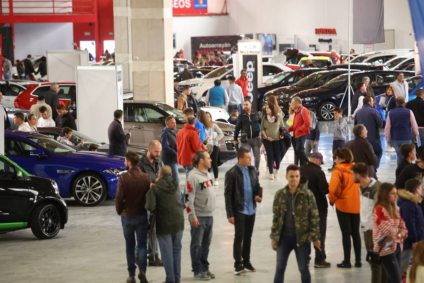 Aún hoy se puede visitar la feria de coches y motos organizada por el periódico IDEAL