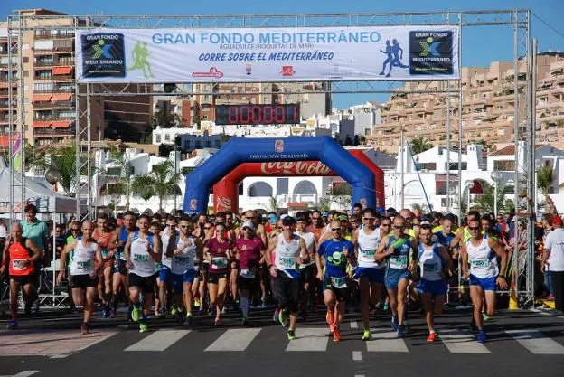 Espectacular la salida de los más de 1.350 participantes en la Gran Fondo Mediterráneo, partiendo desde el Puerto Deportivo de Aguadulce con dirección a Almería.
