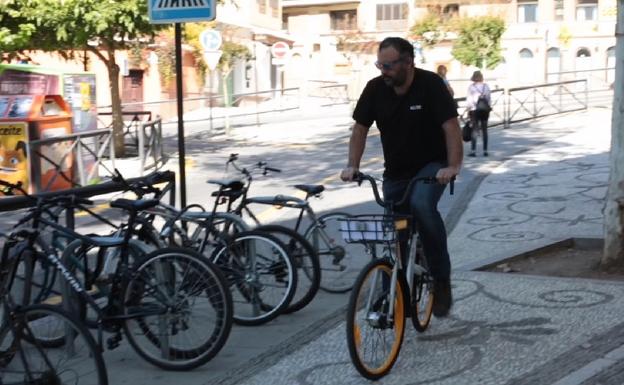 Las bicis se encuentran y se devuelven en los aparcabicis. 