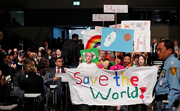 Niños con pancartas durante la apertura de la Conferencia de Naciones Unidas sobre el cambio climático.