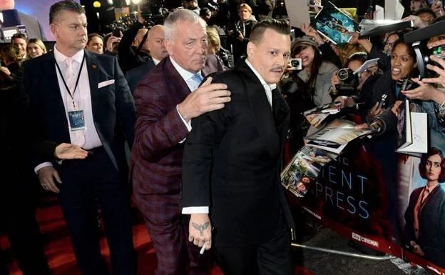 Johnny Depp se presenta borracho al estreno de su última película