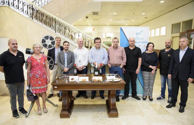 Representantes políticos y de los hosteleros en la presentación de la iniciativa.