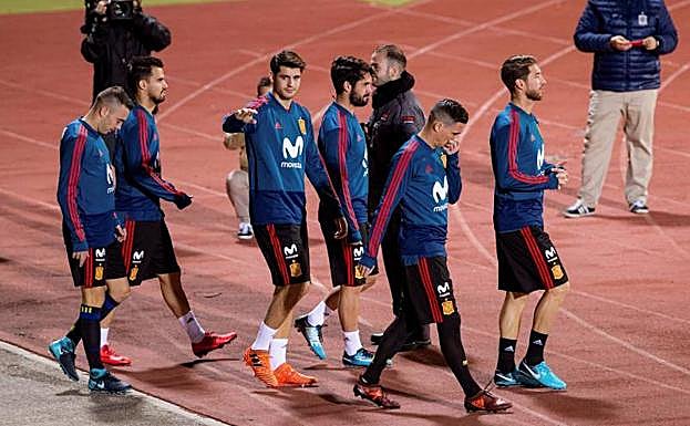 Los internacionales salen a entrenar con nueva indumentaria. 