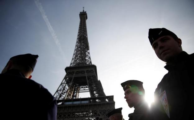 Policías en París.