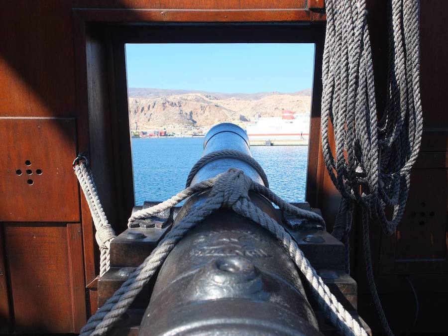 El Galeón Andalucía y la Nao Victoria esperan en el Puerto la visita de los almerienses