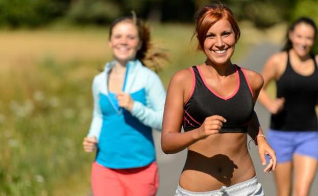 Mujeres corriendo.