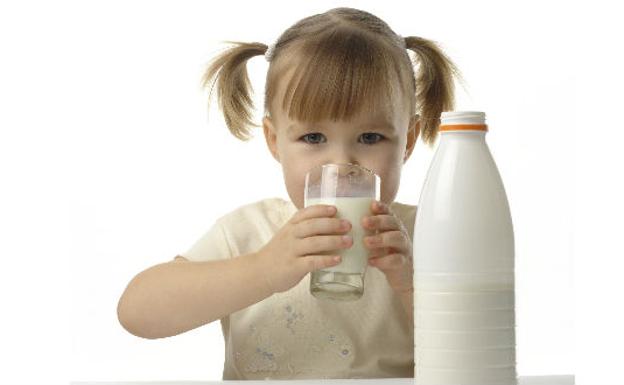 Los pediatras alertan del terrible efecto de no dar leche de vaca a los niños