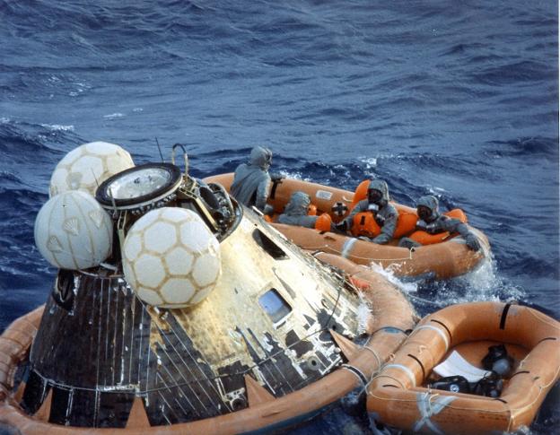 Fragmento de un meteorito aparecido en Siberia. Abajo, los astronautas Armstrong, Collins y Aldrin son rescatados tras aterrizar después de viajar a la Luna en 1969. 