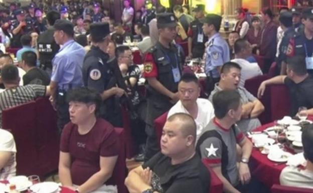 Agentes de la policía china irrumpieron en pleno banquete nupcial y detuvieron a 140 personas.