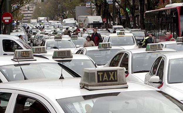 Investigan a un taxista por dejar a su hijo de 12 años que condujera el taxi