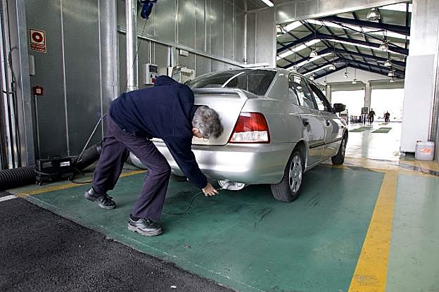 Un vehículo pasa la inspección técnica en una ITV de Veiasa.