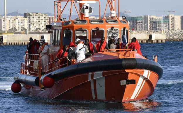 Trasladan a Almería a 32 personas rescatadas a bordo de una patera en el mar de Alborán