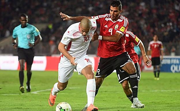 Wahbi Khazri (izquierda), disputa un balón ante Libia.