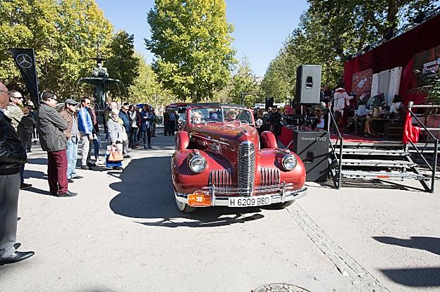 Los vehículos, en marcha entre los asistentes.
