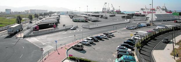 Aparcamiento de camiones en el muelle de las Azucenas del puerto de Motril.