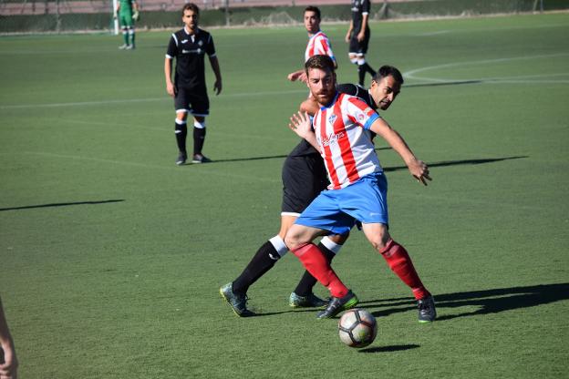 Montellano y Paloma, en pleno litigio por el balón.