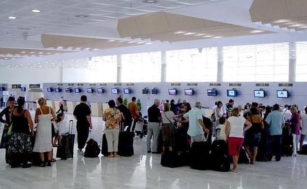 El aeropuerto de Almería termina octubre con 91.239 pasajeros, un 11,7% más que en 2016