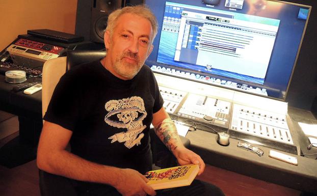 El batería granadino posa con el libro en su estudio.
