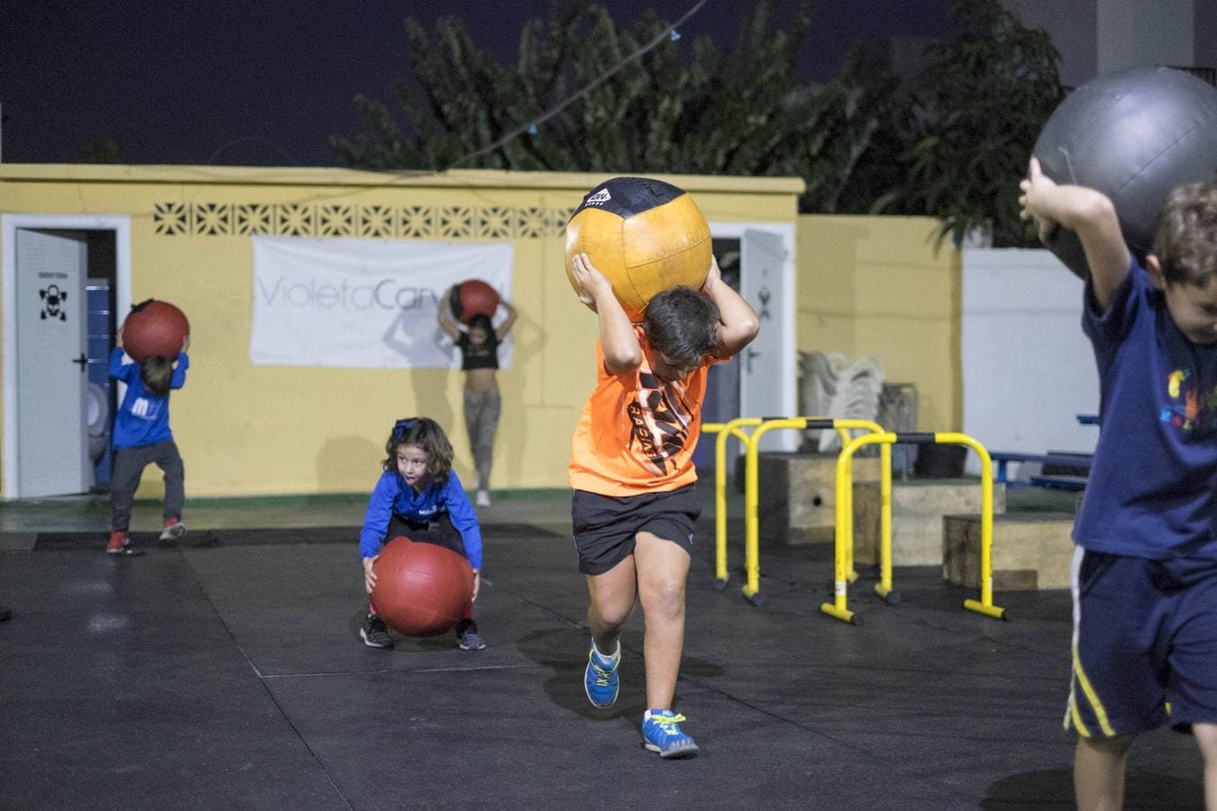 El Box 23 de Motril ha lanzado el programa Crossfit Kids, un proyecto que acerca este deporte americano a una juventud que necesita reencontrarse con la actividad física diaria