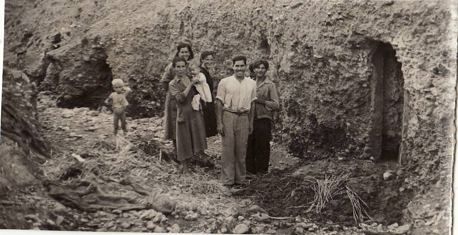 Familia ante su cueva en 1963 