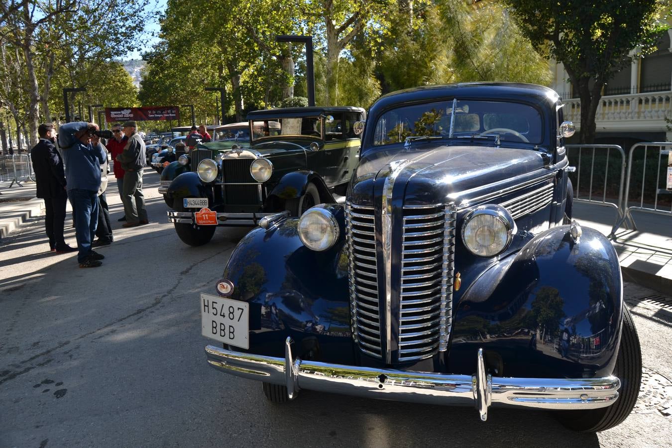 Casi cuarenta coches, entre antiguos y clásicos, han participado en la XIII Reale que ha tenido como principal novedad el incremento de gente vestida de época y las dos rutas urbanas, una con subida a la Abadía del Sacromonte y otra por Gran Vía, Constitución y Camino Ronda.