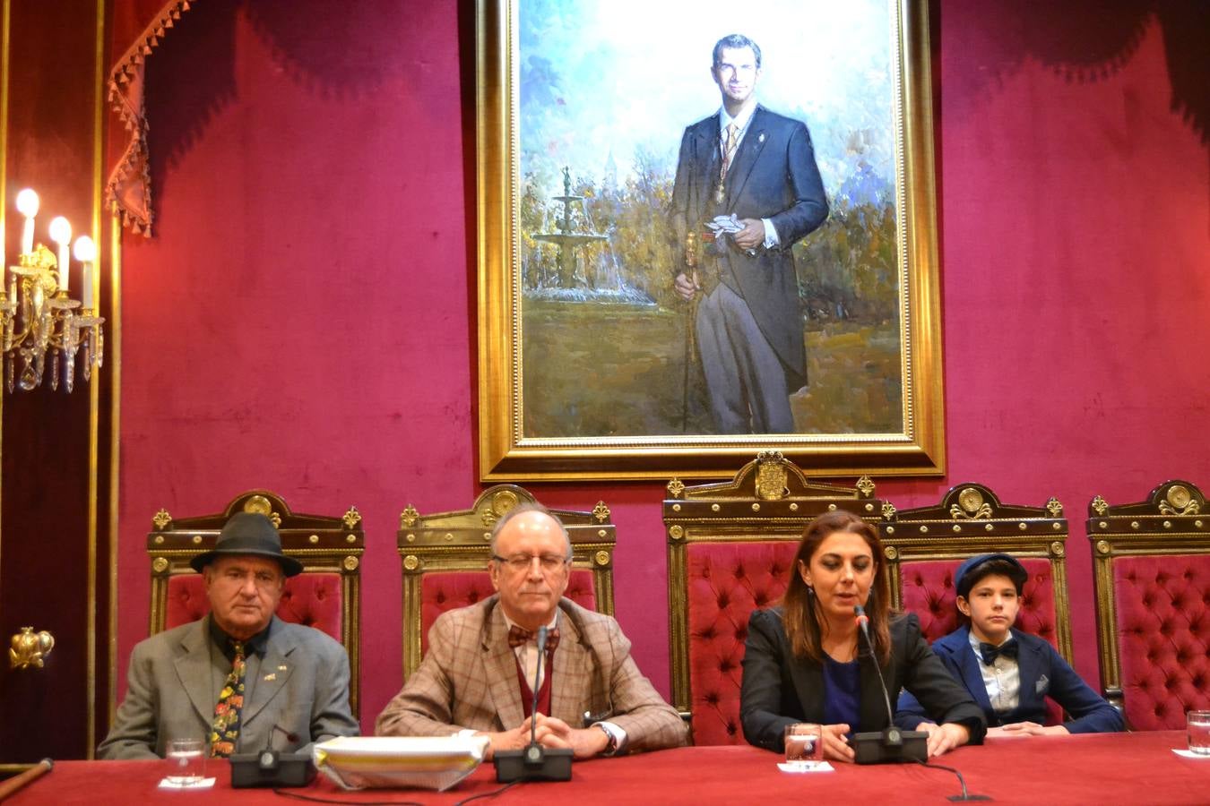 Casi cuarenta coches, entre antiguos y clásicos, han participado en la XIII Reale que ha tenido como principal novedad el incremento de gente vestida de época y las dos rutas urbanas, una con subida a la Abadía del Sacromonte y otra por Gran Vía, Constitución y Camino Ronda.