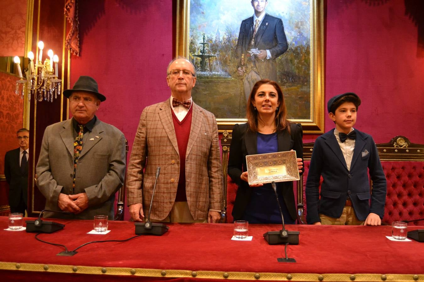 Casi cuarenta coches, entre antiguos y clásicos, han participado en la XIII Reale que ha tenido como principal novedad el incremento de gente vestida de época y las dos rutas urbanas, una con subida a la Abadía del Sacromonte y otra por Gran Vía, Constitución y Camino Ronda.