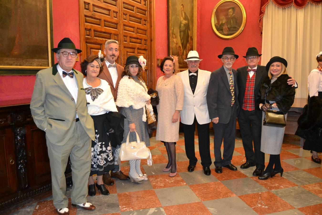 Casi cuarenta coches, entre antiguos y clásicos, han participado en la XIII Reale que ha tenido como principal novedad el incremento de gente vestida de época y las dos rutas urbanas, una con subida a la Abadía del Sacromonte y otra por Gran Vía, Constitución y Camino Ronda.