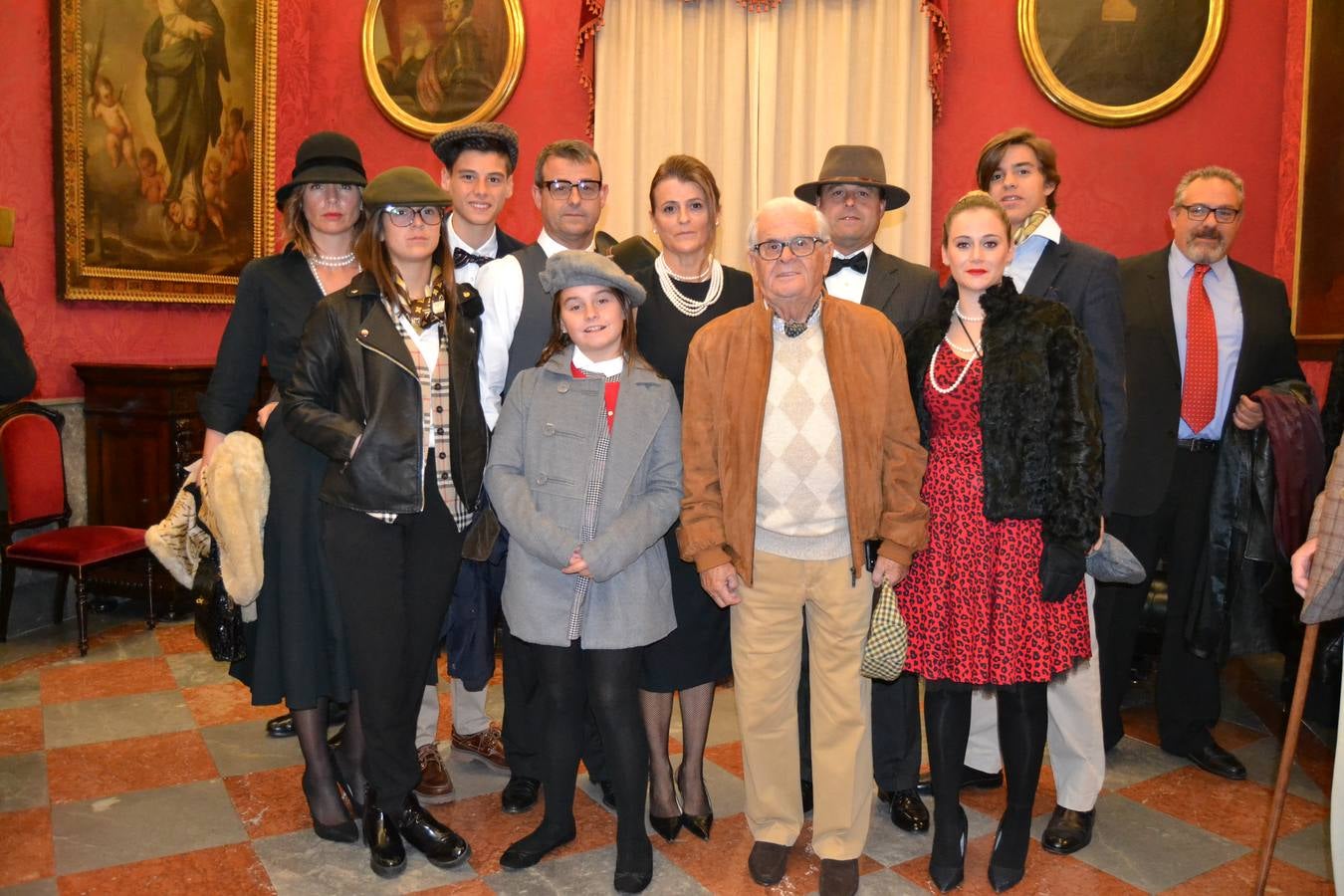 Casi cuarenta coches, entre antiguos y clásicos, han participado en la XIII Reale que ha tenido como principal novedad el incremento de gente vestida de época y las dos rutas urbanas, una con subida a la Abadía del Sacromonte y otra por Gran Vía, Constitución y Camino Ronda.