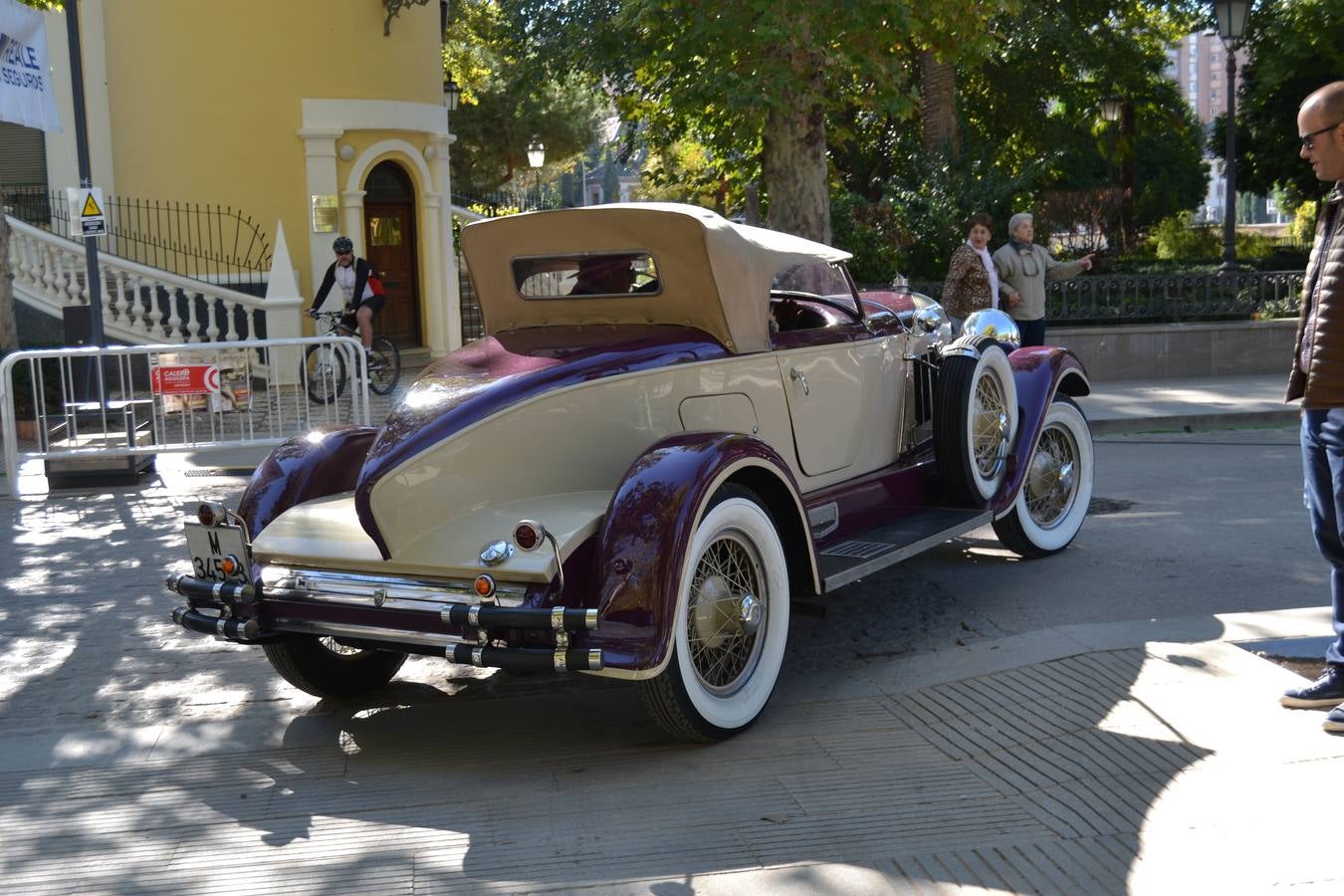 Casi cuarenta coches, entre antiguos y clásicos, han participado en la XIII Reale que ha tenido como principal novedad el incremento de gente vestida de época y las dos rutas urbanas, una con subida a la Abadía del Sacromonte y otra por Gran Vía, Constitución y Camino Ronda.