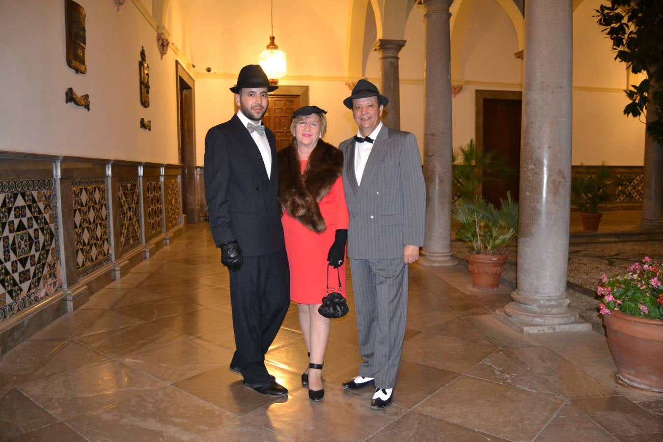 Casi cuarenta coches, entre antiguos y clásicos, han participado en la XIII Reale que ha tenido como principal novedad el incremento de gente vestida de época y las dos rutas urbanas, una con subida a la Abadía del Sacromonte y otra por Gran Vía, Constitución y Camino Ronda.