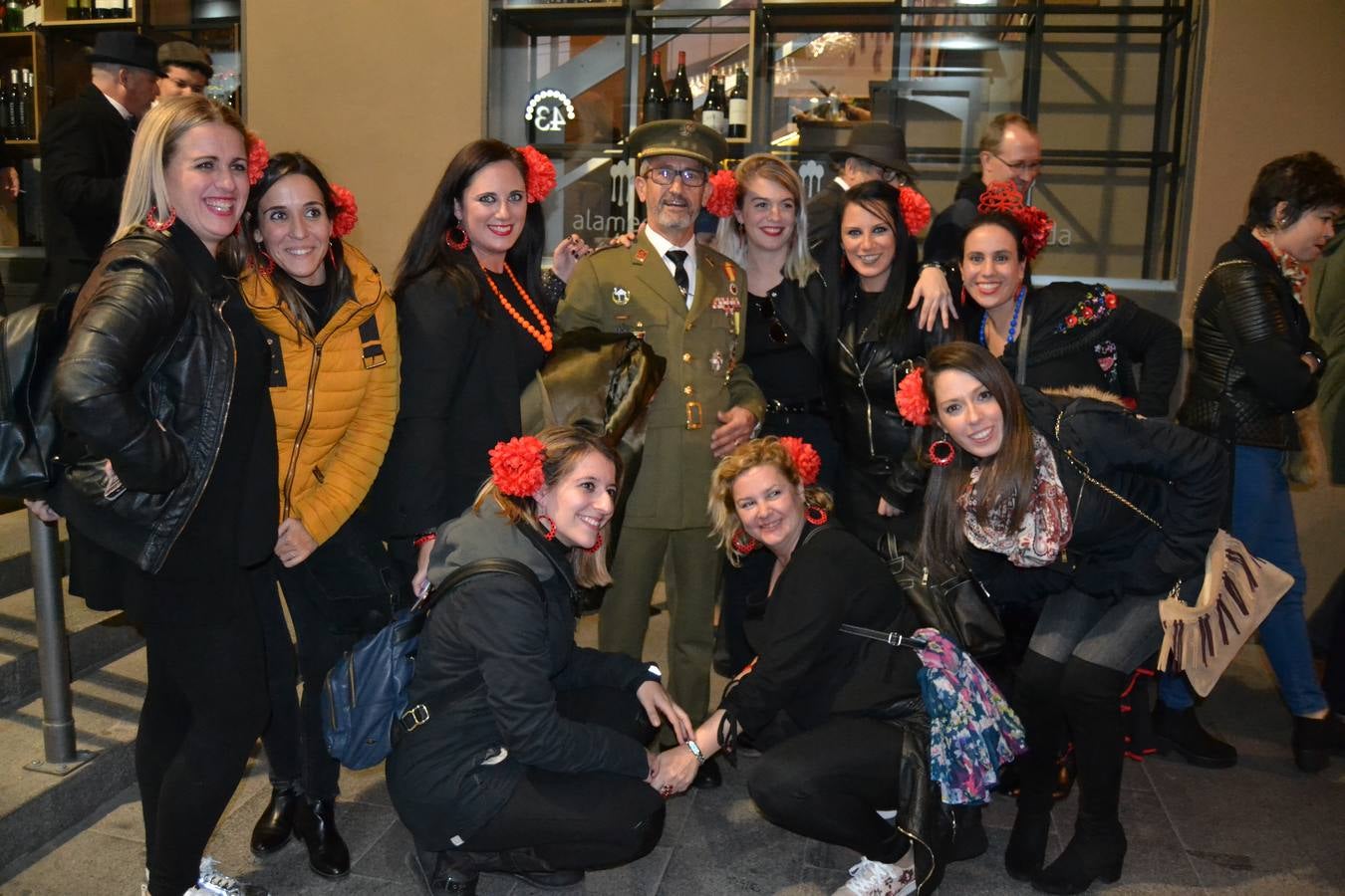 Casi cuarenta coches, entre antiguos y clásicos, han participado en la XIII Reale que ha tenido como principal novedad el incremento de gente vestida de época y las dos rutas urbanas, una con subida a la Abadía del Sacromonte y otra por Gran Vía, Constitución y Camino Ronda.