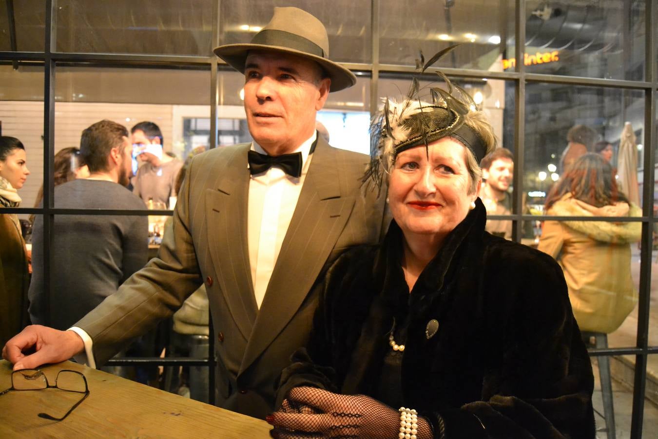 Casi cuarenta coches, entre antiguos y clásicos, han participado en la XIII Reale que ha tenido como principal novedad el incremento de gente vestida de época y las dos rutas urbanas, una con subida a la Abadía del Sacromonte y otra por Gran Vía, Constitución y Camino Ronda.