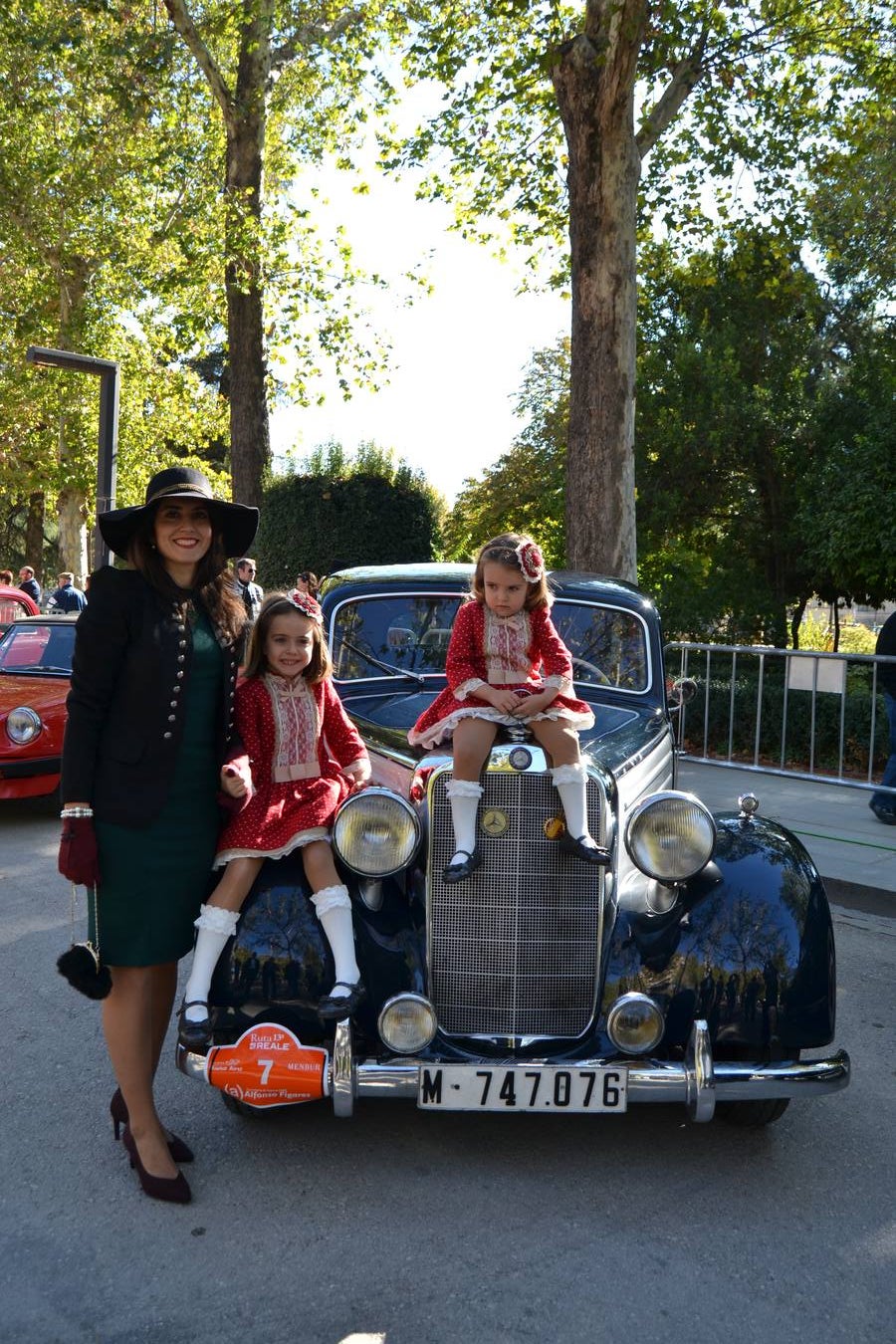 Casi cuarenta coches, entre antiguos y clásicos, han participado en la XIII Reale que ha tenido como principal novedad el incremento de gente vestida de época y las dos rutas urbanas, una con subida a la Abadía del Sacromonte y otra por Gran Vía, Constitución y Camino Ronda.