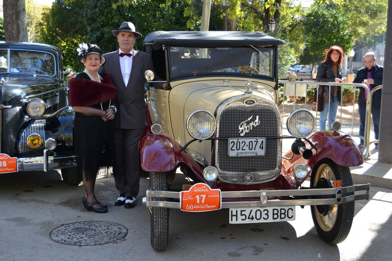 Casi cuarenta coches, entre antiguos y clásicos, han participado en la XIII Reale que ha tenido como principal novedad el incremento de gente vestida de época y las dos rutas urbanas, una con subida a la Abadía del Sacromonte y otra por Gran Vía, Constitución y Camino Ronda.