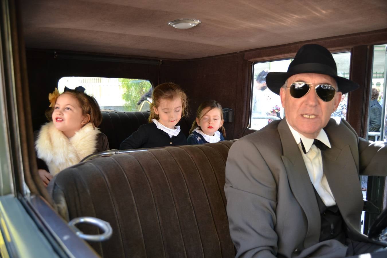 Casi cuarenta coches, entre antiguos y clásicos, han participado en la XIII Reale que ha tenido como principal novedad el incremento de gente vestida de época y las dos rutas urbanas, una con subida a la Abadía del Sacromonte y otra por Gran Vía, Constitución y Camino Ronda.