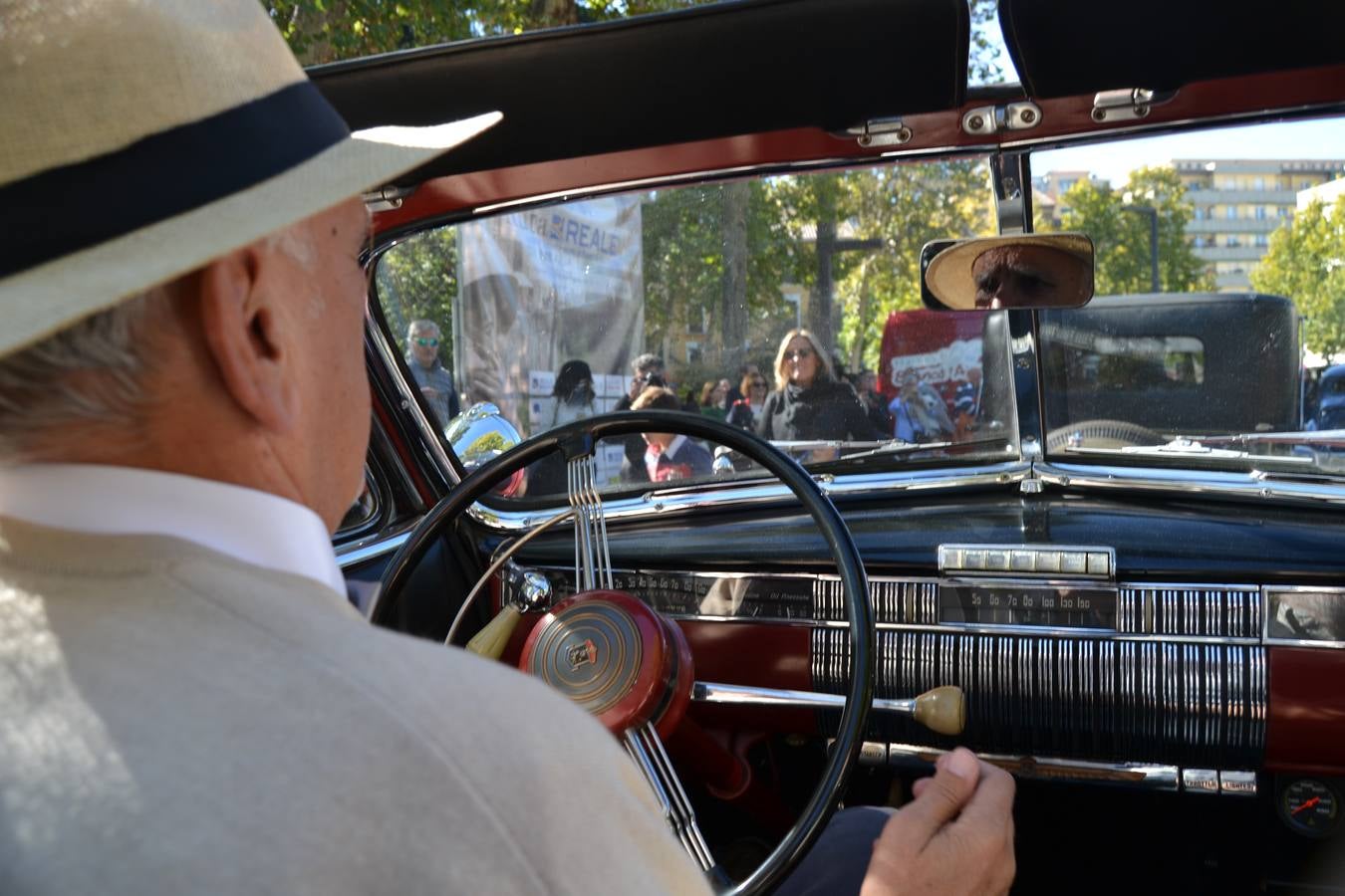 Casi cuarenta coches, entre antiguos y clásicos, han participado en la XIII Reale que ha tenido como principal novedad el incremento de gente vestida de época y las dos rutas urbanas, una con subida a la Abadía del Sacromonte y otra por Gran Vía, Constitución y Camino Ronda.