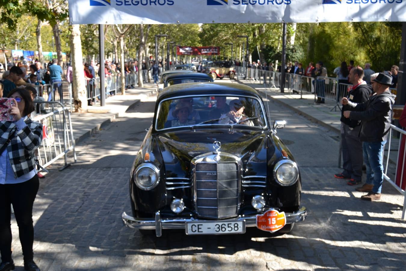 Casi cuarenta coches, entre antiguos y clásicos, han participado en la XIII Reale que ha tenido como principal novedad el incremento de gente vestida de época y las dos rutas urbanas, una con subida a la Abadía del Sacromonte y otra por Gran Vía, Constitución y Camino Ronda.