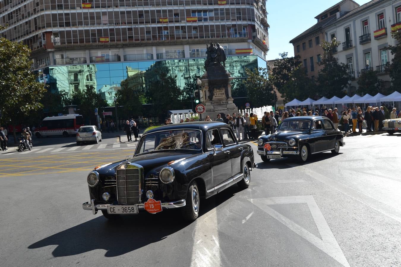 Casi cuarenta coches, entre antiguos y clásicos, han participado en la XIII Reale que ha tenido como principal novedad el incremento de gente vestida de época y las dos rutas urbanas, una con subida a la Abadía del Sacromonte y otra por Gran Vía, Constitución y Camino Ronda.