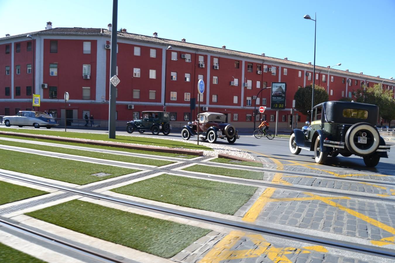 Casi cuarenta coches, entre antiguos y clásicos, han participado en la XIII Reale que ha tenido como principal novedad el incremento de gente vestida de época y las dos rutas urbanas, una con subida a la Abadía del Sacromonte y otra por Gran Vía, Constitución y Camino Ronda.