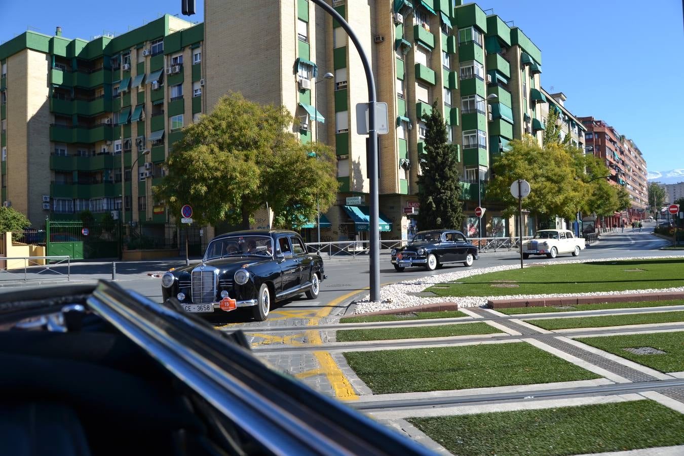 Casi cuarenta coches, entre antiguos y clásicos, han participado en la XIII Reale que ha tenido como principal novedad el incremento de gente vestida de época y las dos rutas urbanas, una con subida a la Abadía del Sacromonte y otra por Gran Vía, Constitución y Camino Ronda.