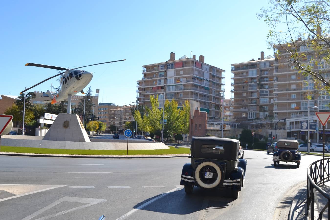 Casi cuarenta coches, entre antiguos y clásicos, han participado en la XIII Reale que ha tenido como principal novedad el incremento de gente vestida de época y las dos rutas urbanas, una con subida a la Abadía del Sacromonte y otra por Gran Vía, Constitución y Camino Ronda.