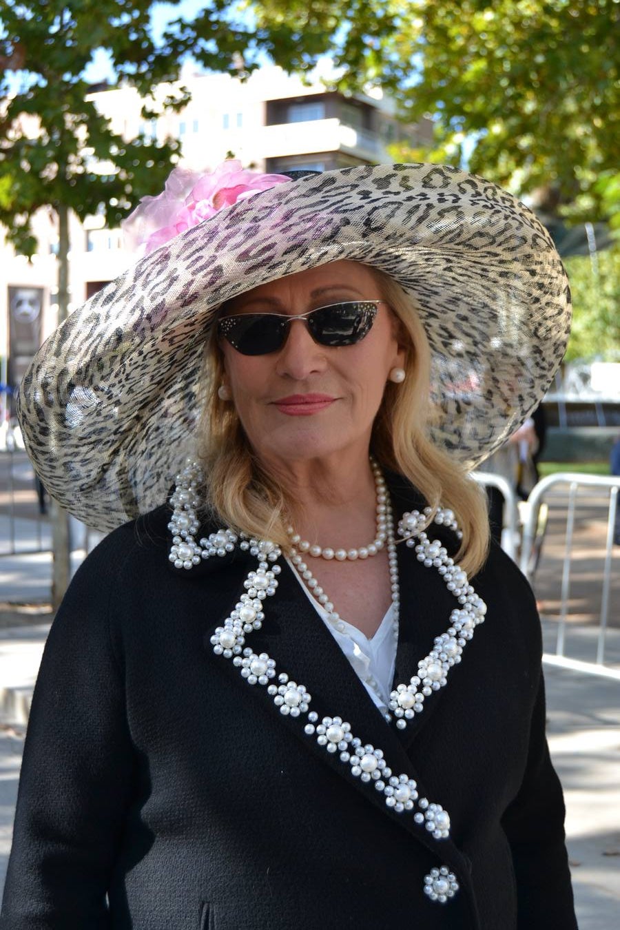 Casi cuarenta coches, entre antiguos y clásicos, han participado en la XIII Reale que ha tenido como principal novedad el incremento de gente vestida de época y las dos rutas urbanas, una con subida a la Abadía del Sacromonte y otra por Gran Vía, Constitución y Camino Ronda.